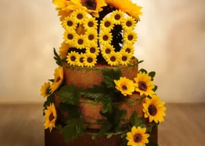 Torta decorata con girasoli e numero 90, pensata per una festa privata sulla Costa dei Trabocchi.