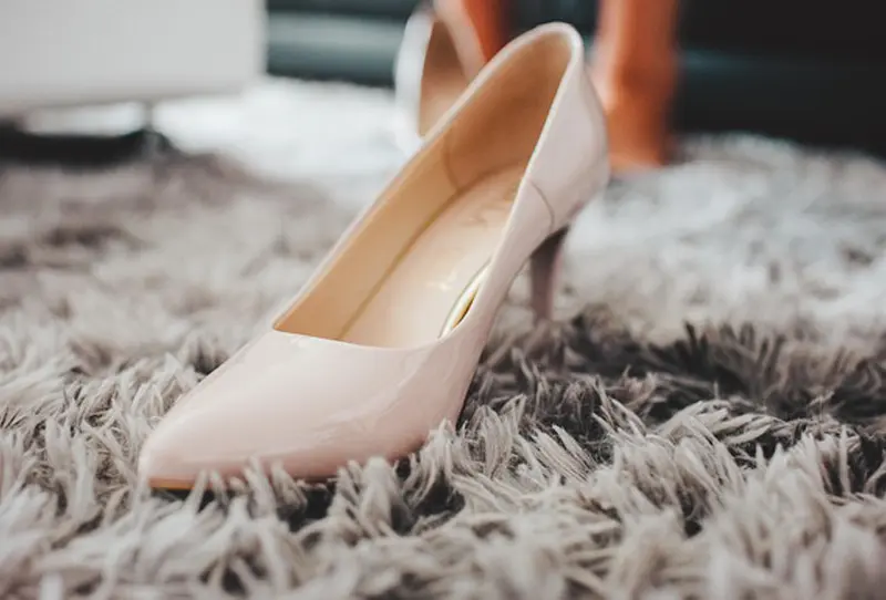 Scarpa da sposa elegante su tappeto grigio