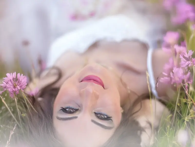 Primo piano di sposa tra fiori delicati durante il matrimonio
