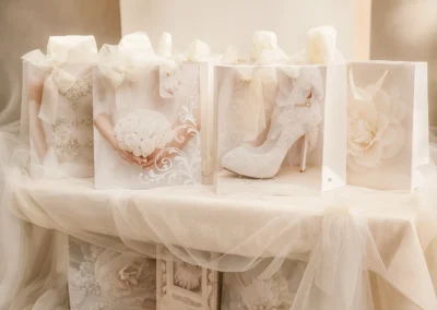 Shopper bianche con decorazioni floreali e dettagli nuziali, ideali per confezionare bomboniere da matrimonio eleganti.