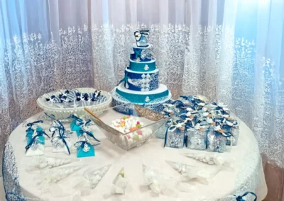 Tavolo allestito con confettata e bomboniere artigianali a tema marino, realizzate a Fossacesia sulla Costa dei Trabocchi