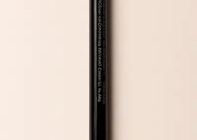 Matita occhi con tratto preciso e delicato, ideale per make-up quotidiano