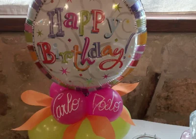 Decorazione per compleanno con un grande palloncino "Happy Birthday" e palloncini personalizzati con i nomi