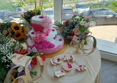 Dettaglio della torta di compleanno e biscotti decorati con numeri e nomi personalizzati