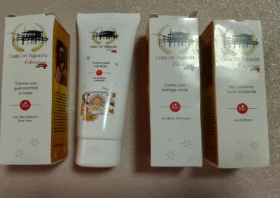 Scatole di prodotti "L'oro dei Trabocchi Christmas" con crema viso, crema piedi e gel contorno occhi.